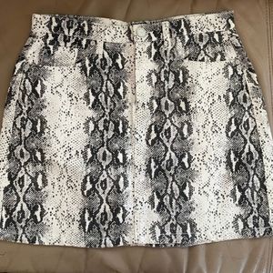 EUC Blank NYC Women’s Denim Mini Skirt Python Snake Print Size 28